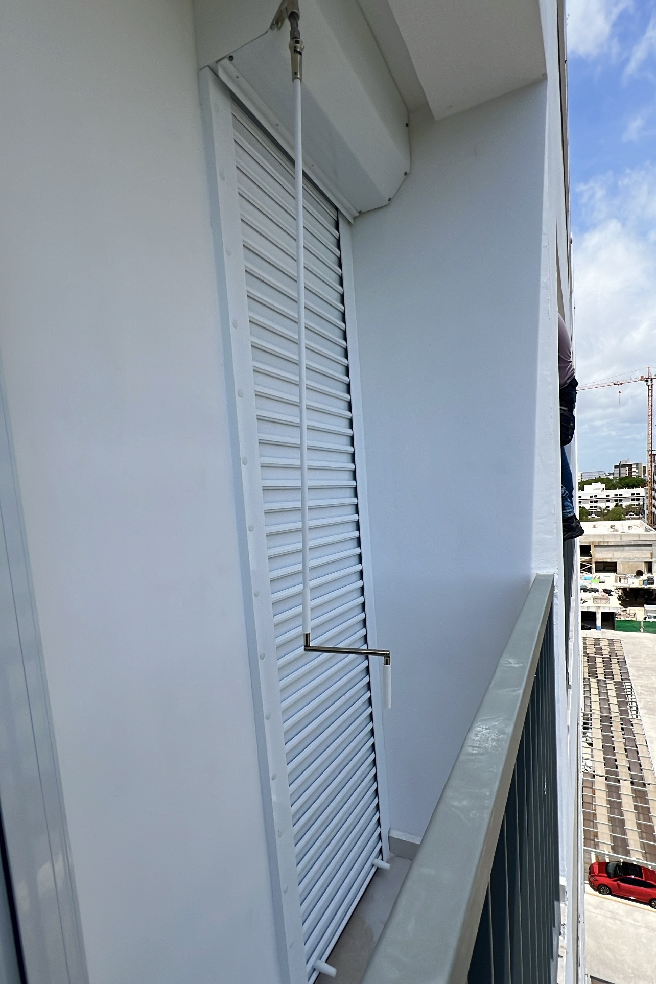Muestra de Aluminio enrrollable automatizado blanco