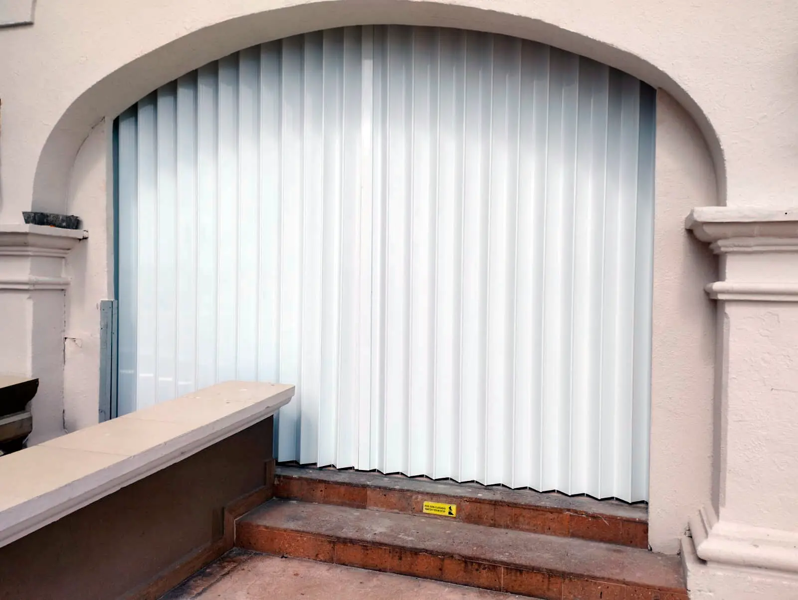 Cortina de alumnio plegable
